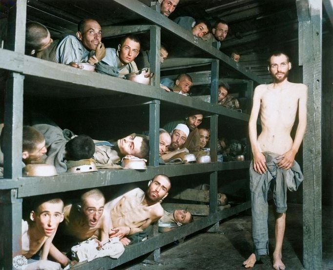 Neznámý autor, Uvnitř koncentračního tábora Buchenwald, Ettersberg, Německo, 16. dubna 1945, kolorováno.