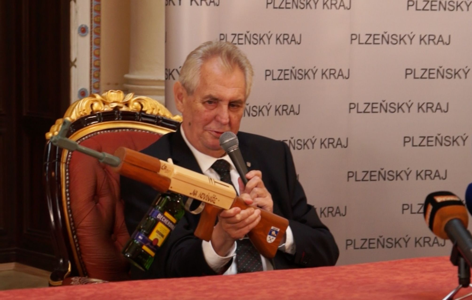 Zeman Ve Zbirohu Dostal Na Rozloucenou Kalasnikov Na Novinare S Becherovkou Misto Zasobniku Aktualne Cz