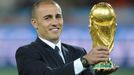 Fabio Cannavaro s trofejí pro fotbalového mistra světa, kterou Italové získali na MS 2006 v Německu, o čtyři roky později před finále MS 2010 v Jižní Africe