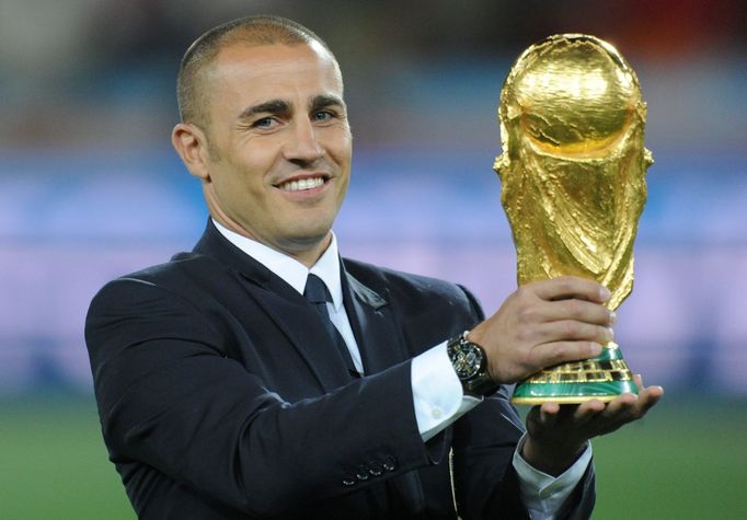 Fabio Cannavaro s trofejí pro fotbalového mistra světa, kterou Italové získali na MS 2006 v Německu, o čtyři roky později před finále MS 2010 v Jižní Africe