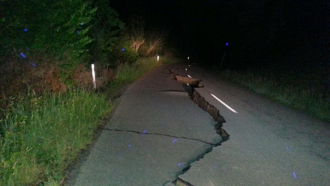 Popraskaná silnice po zemětřesení na Novém Zélandu.