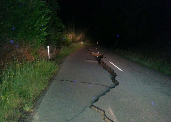 Popraskaná silnice po zemětřesení na Novém Zélandu 13. 11. 2016.