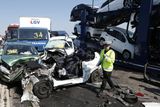 Na nadjezdu u města Sittingbourne východně od Londýna se při hromadné nehodě srazilo na 130 aut.