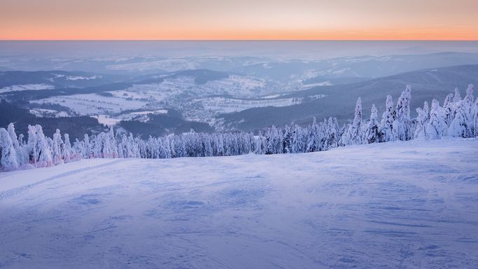 Rolbování sjezdovek v Rokytnici nad Jizerou.