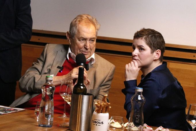 Exprezident Miloš Zeman těsně před volbami podpořil předsedkyni SOCDEM Janu Maláčovou jako lídryni Stačilo! v Praze.