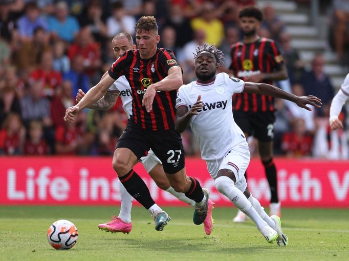 Maxwel Cornet (v bílém) z West Hamu se pokouší dostat k míči v utkání s Bournemouthem