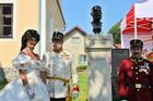 První pomník po sto letech. Bustu Františka Josefa odhalil Spolek pro obnovu českého království