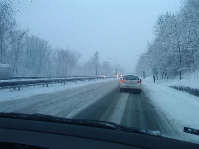 Silniční tah z Bíliny do Mostu, kopec před odbočkou na Želenice.