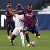 Alphonso Davies a  Arturo Vidal ve čtvrtfinále LM Barcelona - Bayern