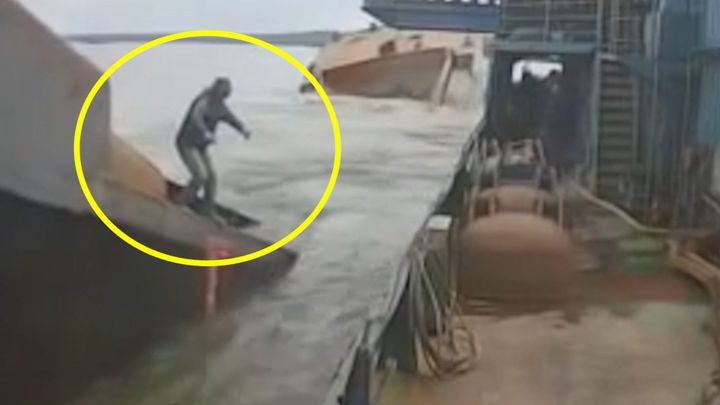 Loď se náhle zlomila v půli. Dělník se pokusil o skok jako z akčního filmu; Zdroj foto: YouTube/Udruženje Lađara