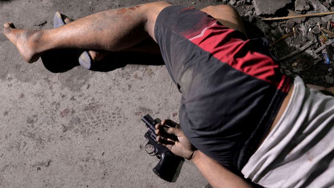 Muž zabitý během protidrogového zásahu na Filipínách.