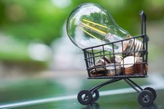 Co tvoří cenu elektřiny, jak vzniká a proč neustále kolísá