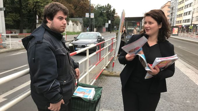 Místopředsedkyně ČSSD Jana Maláčová při rozdávání předvolebních materiálů v Praze u zastávky Flora.