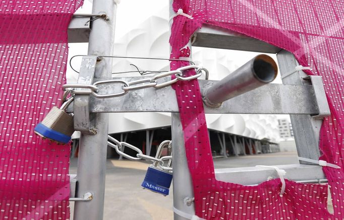 A lock is seen on a fence surrounding the Basketball Arena inside the Olympic Park in Stratford, the location of the London 2012 Olympic Games, in east London July 18, 2012. REUTERS/Suzanne Plunkett (BRITAIN - Tags: SOCIETY SPORT OLYMPICS BASKETBALL) Published: Čec. 18, 2012, 2:32 odp.