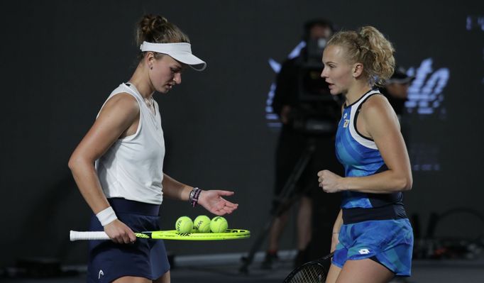 Barbora Krejčíková s Kateřinou Siniakovou ovládly čtyřhru na Turnaji mistryň