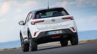 18. Opel Mokka druhé generace: celkové hodnocení 85,81 %. Malé SUV u britských řidičů jednoznačně boduje nízkými provozními náklady. Vysoko byly hodnocené také vnější design nebo multimediální systém, jakkoliv interiér jako celek majitele spíše zklamal. Nedostatky jsou i v prostoru vzadu či velikosti kufru.
