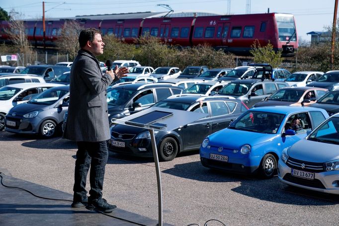 V Kodani funguje tzv. Open Church's drive-in, tedy "kostel", kde můžete sledovat bohoslužbu z auta. Pastor Thomas Christensen v akci.