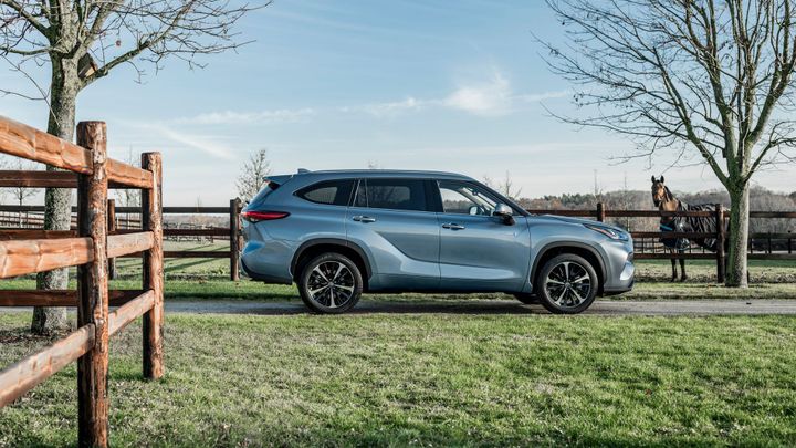 Největší bambitka na kodiaky. Toyota Highlander je americky obří a hybridně úsporná; Zdroj foto: Toyota