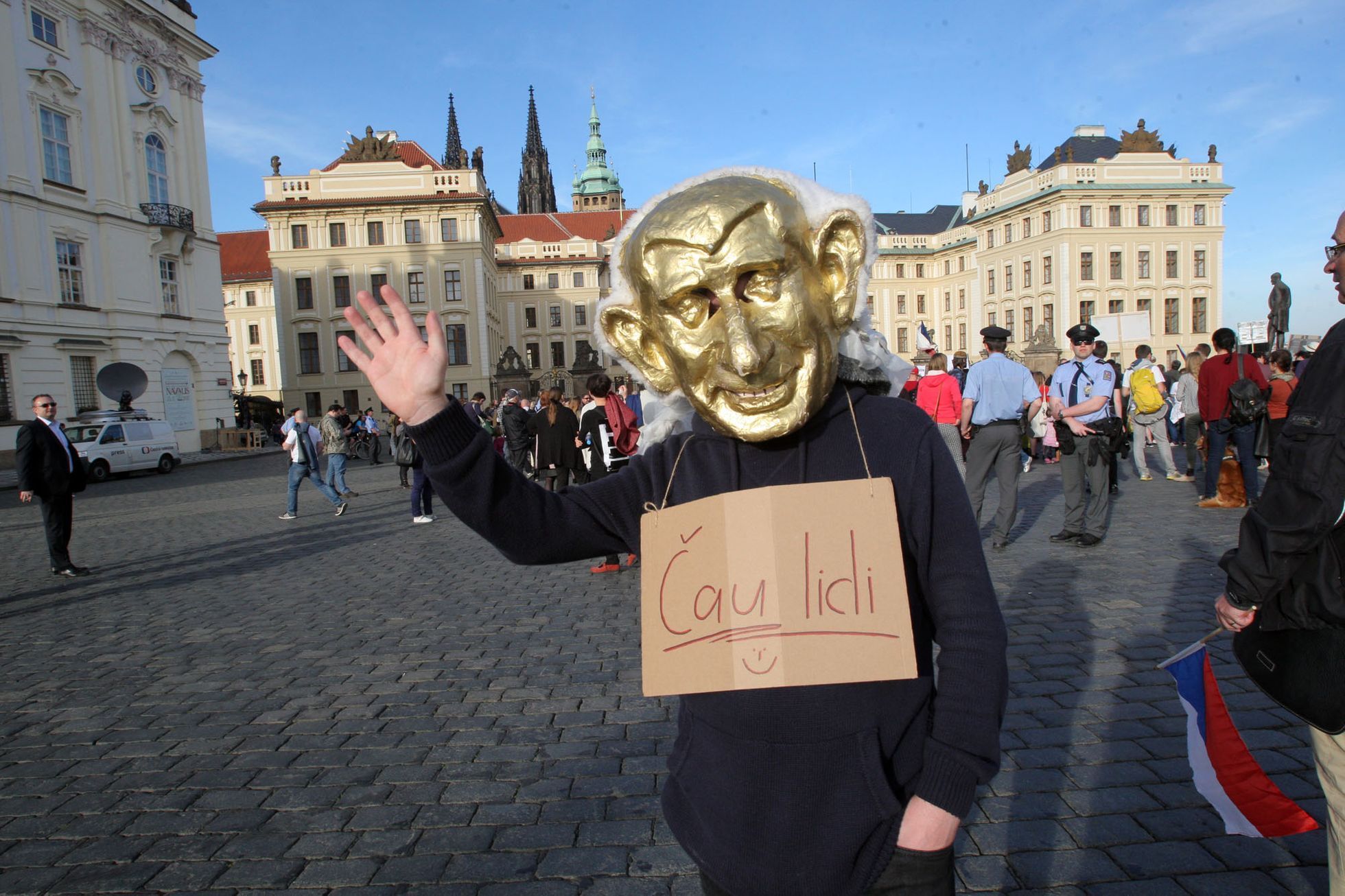 Demonstrace proti Zemanovi a Babišovi na Hradčanském náměstí