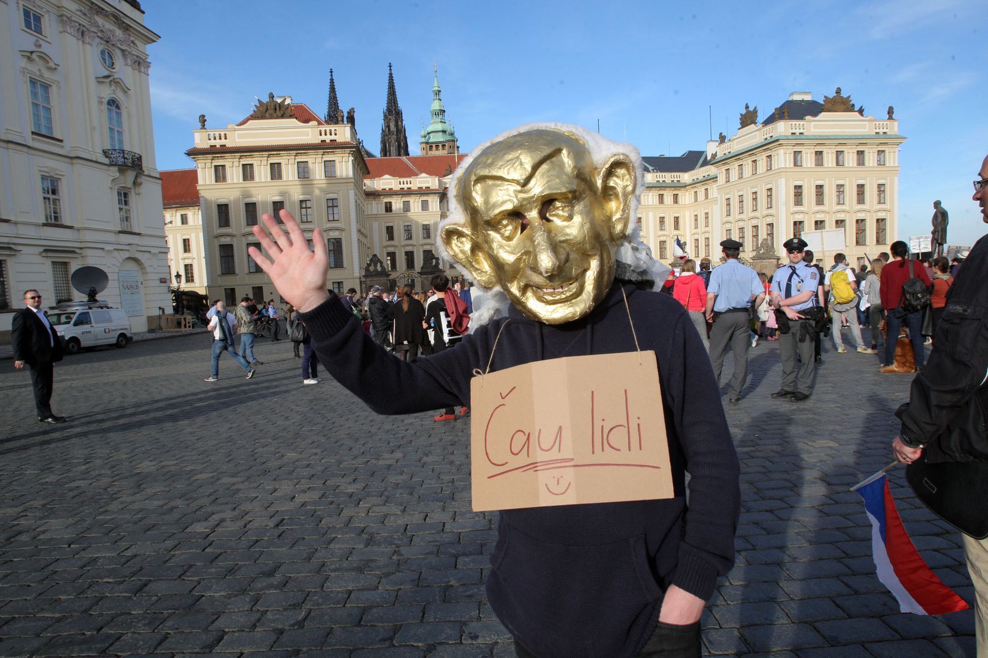 Demonstrace proti Zemanovi a Babišovi na Hradčanském ... Demonstrace Proti Babisovi