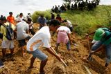 Vesničané vyhrabávají mrtvá těla obětí z mělkého hrobu. V pondělí ráno zatím neznámí ozbrojenci unesli skupinu asi 50 lidí, kteří patřili ke klanu Mangudadatu.
