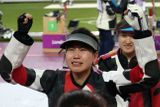 Čínská střelkyně Siling Yiová během vítězného finále střelby ze vzduchové pušky na 10 metrů. Právě v této disciplíně skončila čtvrtá Kateřina Emmons. 23-letá Číňanka se kromě střelby věnuje i tanci, ve kterém taktéž v minulosti závodila.