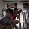 Lee On-u (L), 6, and Lee Jin-ri, 5, play at the Joosarang church in Seoul September 20, 2012. The two disabled children had been abandoned at a "baby box" at the church and has been there raised since. Pastor Lee Jong-rak, who runs the "baby box" where mothers can leave unwanted infants, has seen a sharp increase in the number of newborns being left there because, the pastor says, of a new law aimed protecting the rights of children. South Korea is trying to shed a reputation of being a source of babies for adoption by people abroad. It is encouraging domestic adoption and tightening up the process of a child's transfer from birth mother to adoptive parents. Picture taken September 20, 2012. REUTERS/Kim Hong-Ji (SOUTH KOREA - Tags: SOCIETY) Published: Říj. 7, 2012, 6:56 dop.