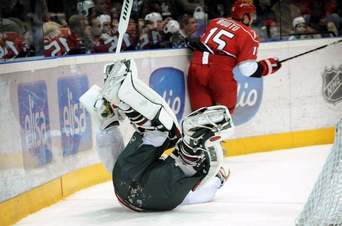 Také v Helsinkách se jiskřilo. Ruutu z Caroliny atakoval brankáře Minnesotty Backstroma.