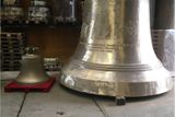 Čím je zvon větší, tím více lidí musí zvonit. Zvon Václav (na snímku vlevo), který váží 800 kilo, rozhýbe jeden zvoník. Zvon napravo váží 25 tun, v současnosti je největší na světě, obsluhuje ho až osm lidí.