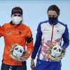 Stříbrná Isabelle Weidemannová z Kanady, zlatá Nizozemka Irene Schoutenová a bronzová Martina Sáblíková po závodě rychlobruslařek na 5000 m na ZOH v Pekingu 2022