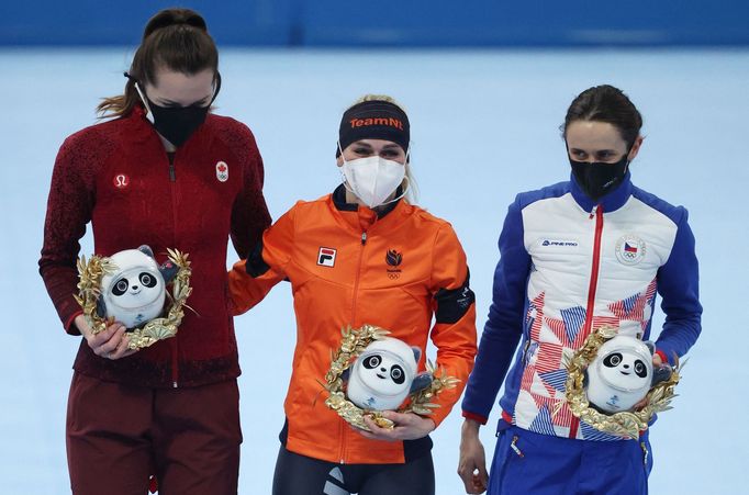 Stříbrná Isabelle Weidemannová z Kanady, zlatá Nizozemka Irene Schoutenová a bronzová Martina Sáblíková po závodě rychlobruslařek na 5000 m na ZOH v Pekingu 2022