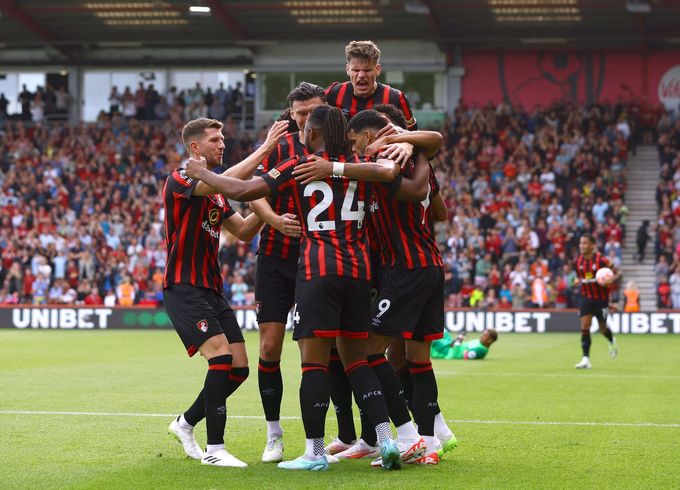 Fotbalisté Bournemouthu slaví gól v utkání s West Hamem