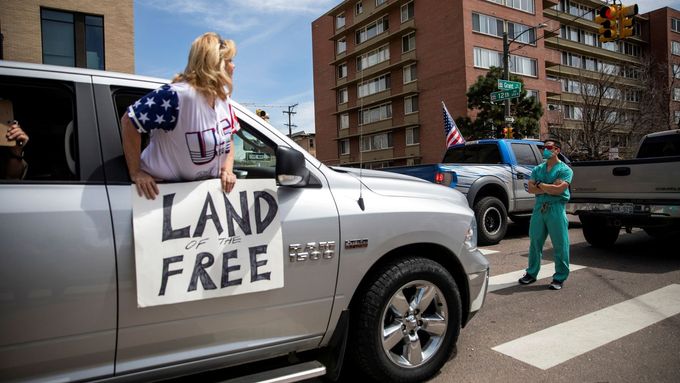 Tohle je svobodná země! Část Američanů v pátek protestovala proti karanténě, která omezuje jejich život. Zdravotníci proti nim opatření hájili. Denver, 19. 4. 2020.