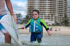 Šestiletá surfařka dojímá svět. Musí ale brát denně steroidy