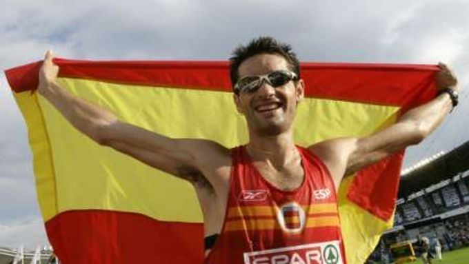 Španělský chodec Francisco Fernandez slaví vítězství v závodě ME na 20km.
