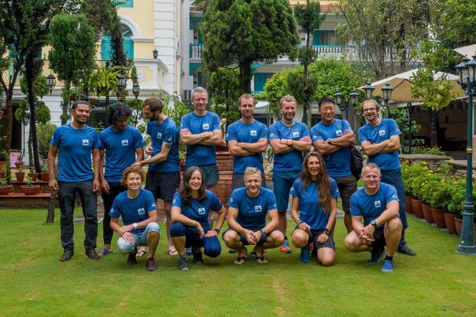 Poslední společná fotka na zahradě legendárního hotelu Kathmandu Guest house, kde se často potkáváme s s Rheinoldem Messnerem a můžeme vyrazit na krásný trek do BC.