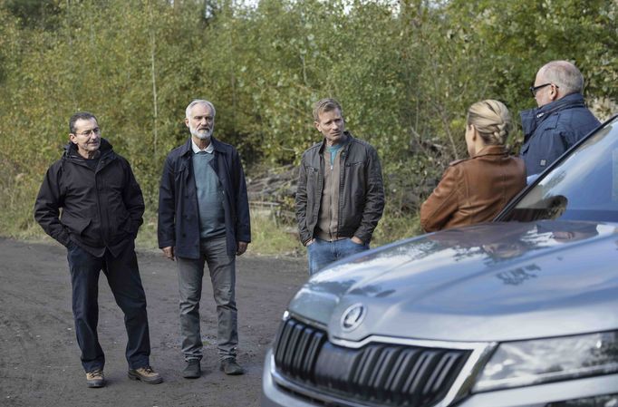 Ze seriálu Docent. Kriminalisté v něm tentokrát rozplétají dva složité případy zmizelých lidí, manželského páru a podnikatele, po kterém se doslova slehne zem.