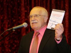 Václav Klaus představil na semináři Centra pro ekonomiku a politiku svoji novou knihu Makroekonomická fakta české transformace.