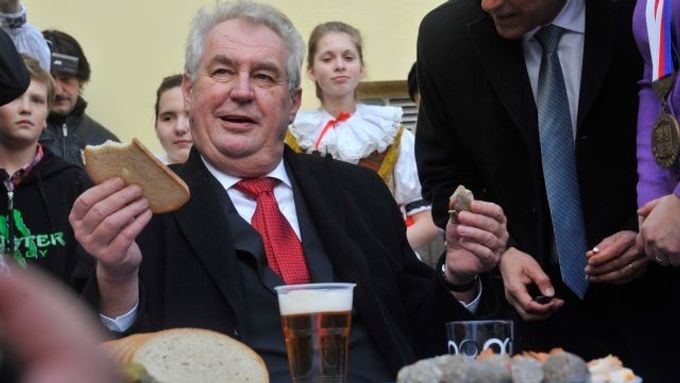 Vepřové hody. Prezident Miloš Zeman zavítal v rámci své cesty po Olomouckém kraji na zabíjačku. Cholina, 6. března 2014.