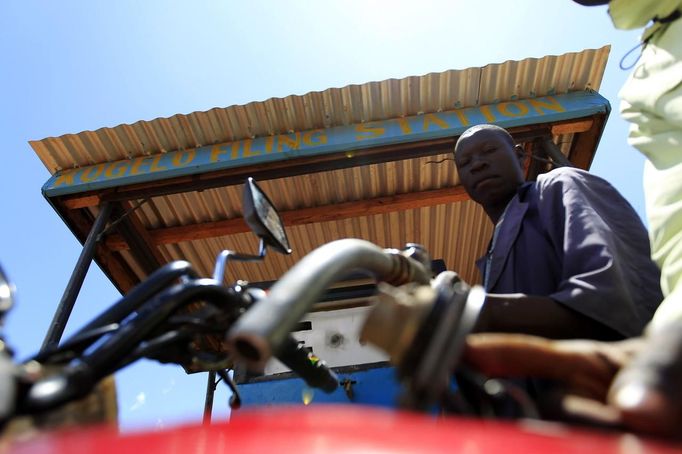 A fuel pump attendant serves a motorcyclist at a pump in Kogelo village, the ancestral home of U.S. President Barack Obama, at Nyangoma Kogelo shopping centre, 430 km (367 miles) west of Kenya's capital Nairobi, November 5, 2012. Four years ago, Kogelo, and Africa in general, celebrated with noisy gusto when Obama, whose father came from the scattered hamlet of tin-roofed homes, became the first African-American to be elected president of the United States. Looking across the Atlantic to the Nov. 6 presidential election, the continent is cooler now towards the "son of Africa" who is seeking a second term. There are questions too whether his Republican rival, Mitt Romney, will have more to offer to sub-Saharan Africa if he wins the White House. To match Analysis AFRICA-USA/ELECTION REUTERS/Thomas Mukoya (KENYA - Tags: SOCIETY ELECTIONS POLITICS USA PRESIDENTIAL ELECTION) Published: Lis. 5, 2012, 11:08 dop.