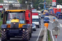 Farmáři blokovali dopravu, protest pomalu končí