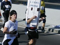 Jeden z účastníků Newyorského maratonu se převlékl za maják.