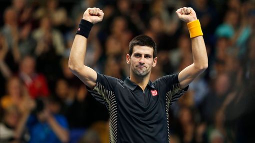 Srbský tenista Novak Djokovič v utkání s Čechem Tomášem Berdychem během Turnaje mistrů 2012.