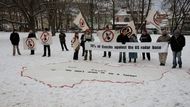 Pár lidí z iniciativy Proti základnám přišlo komisařům ukázat, že nechtějí radar americké protiraketové obrany v Česku.