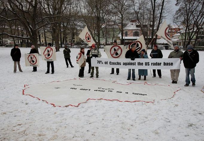 Pár lidí z iniciativy Proti základnám přišlo komisařům ukázat, že nechtějí radar americké protiraketové obrany v Česku.