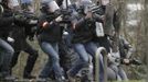 French riot police take position during a protest demonstration by Arcelor Mittal employees in Strasbourg, February 6, 2013. ArcelorMittal, the world's largest steel producer, plans to shut a coke plant and six finishing lines at its site in Liege, Belgium, affecting 1,300 employees. REUTERS/Jean-Marc Loos (FRANCE - Tags: BUSINESS EMPLOYMENT POLITICS CIVIL UNREST) Published: Úno. 6, 2013, 5:10 odp.