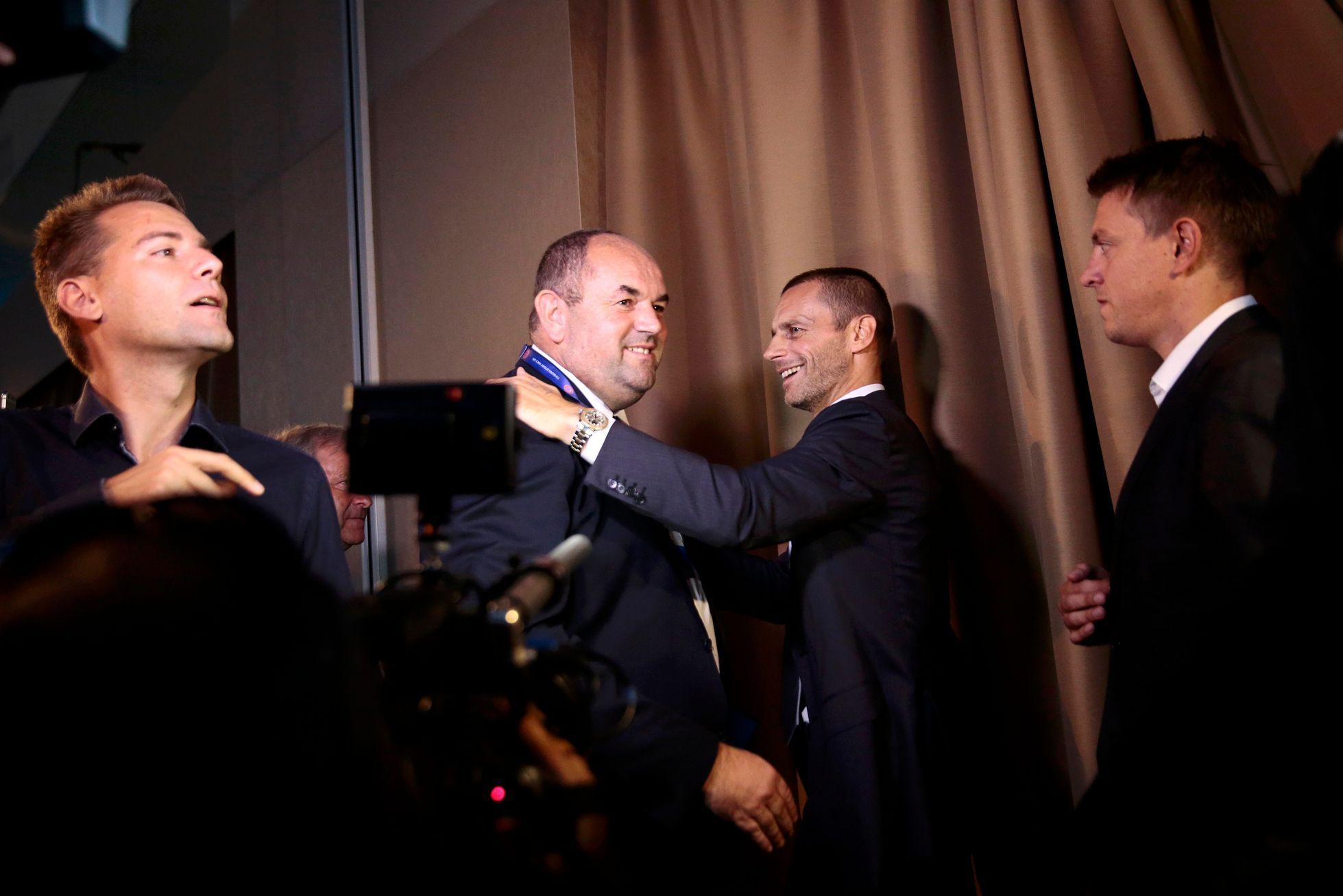 Miroslav pelta a Aleksandar Čeferin na volebním kongresu UEFA 2016