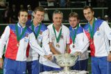 A o čtrnáct dní později je napodobili i jejich mužští kolegové, kteří ve finále Davis Cupu doma v O2 aréně přehráli silné Španělsko.