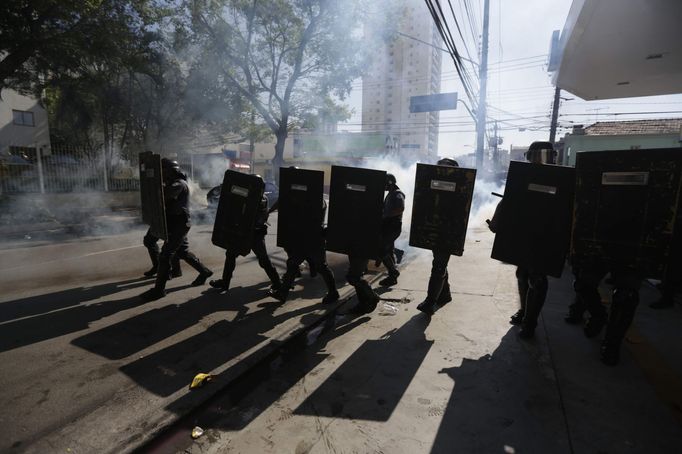 Riot policemen with shields walk towards demontrators during a protest against the 2014 World Cup in Sao Paulo June 12, 2014. REUTERS/Ricardo Moraes (BRAZIL - Tags: SPORT