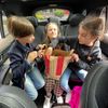 Test děti, drive-thru, drive-in, jídlo na cestách, děti v autě
